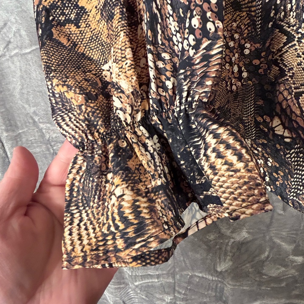 NWT Women’s DG2 by Diane Gilman Reptile Print Long Sleeve Blouse size XL - Picture 4 of 5